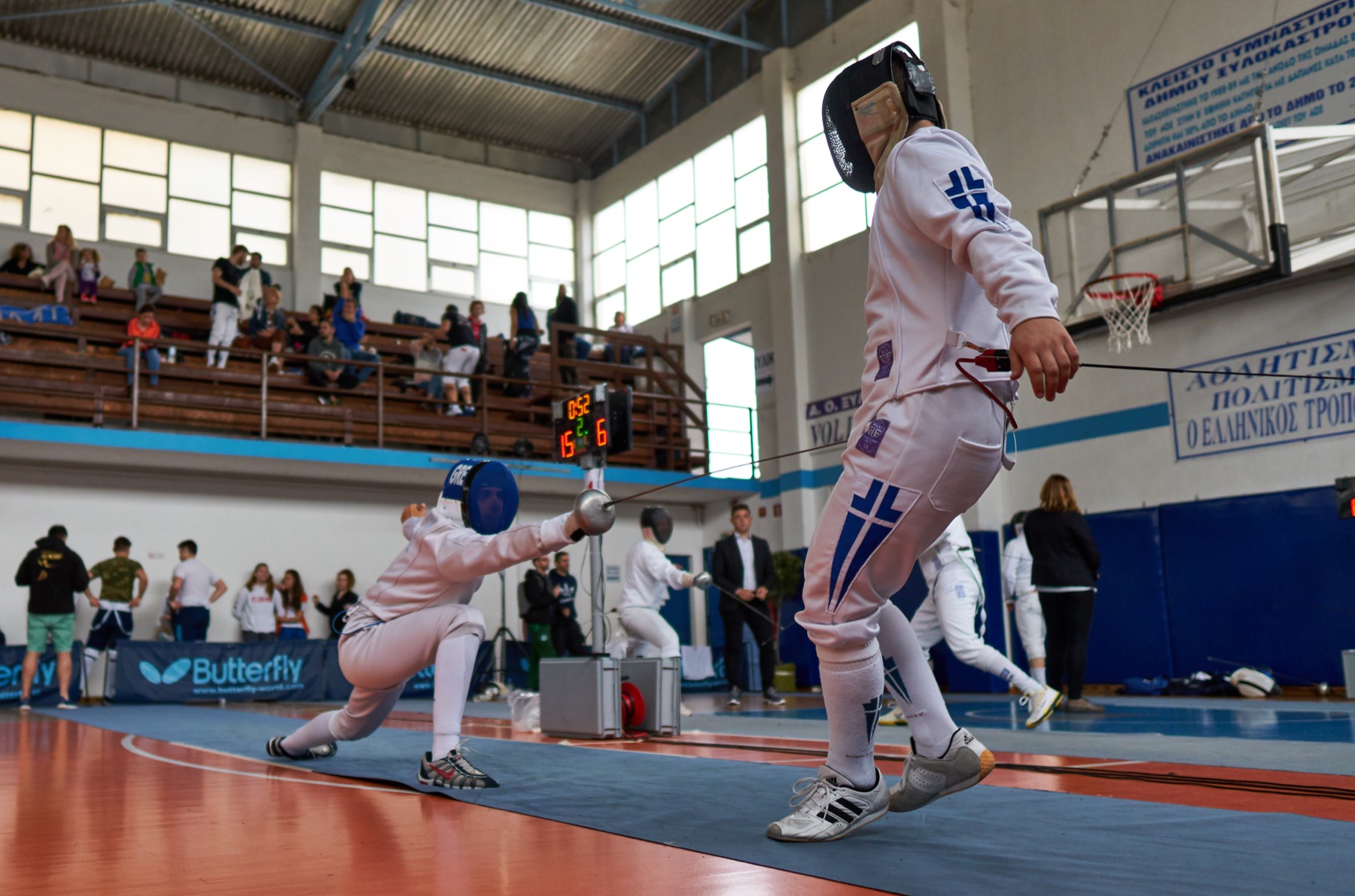 Sportovní šermíři na planši